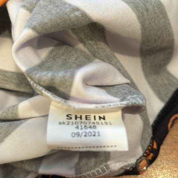 Baby’s Halloween onesie with snaps and hood - Picture 7 of 8